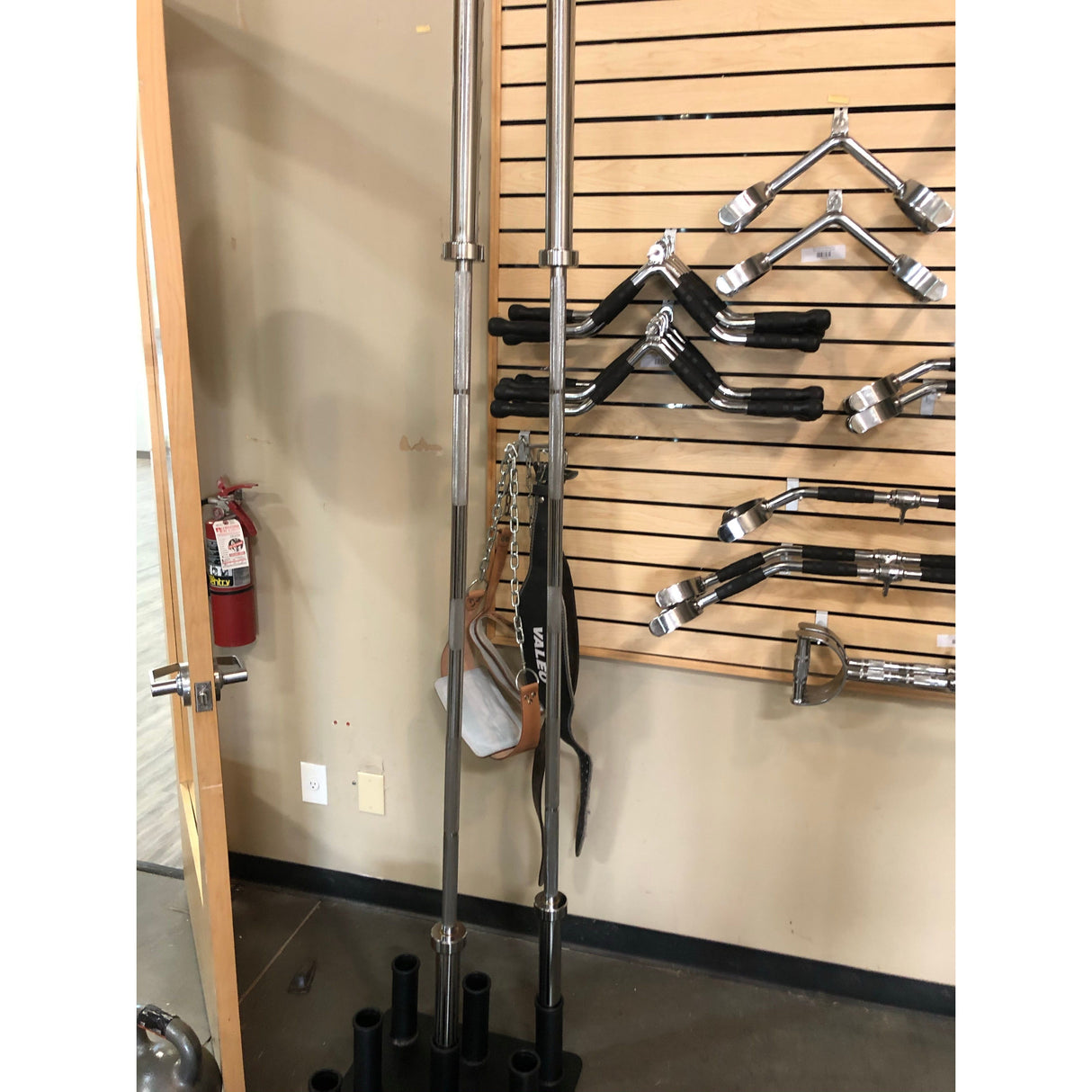 SFE 7 Ft Olympic Barbell (New)SFE 7 Ft Olympic Barbell – 45 lb Weightlifting Bar with 1000 lb Capacity, Chrome or Black Finish